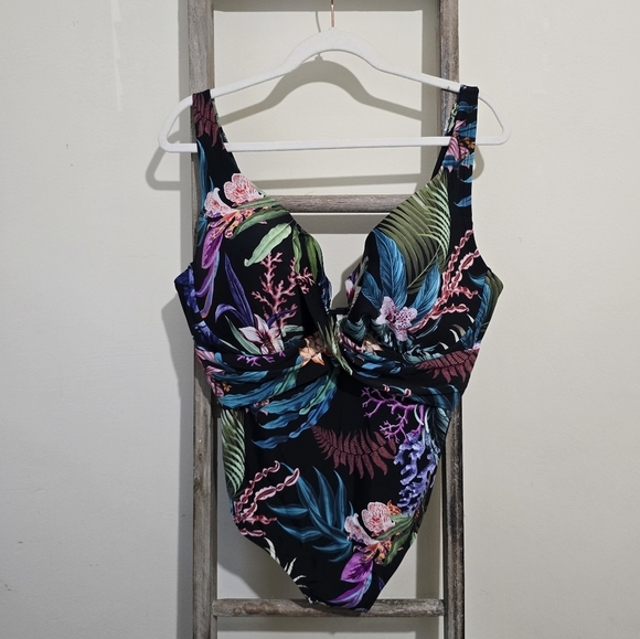 ⭐️40% Off⭐️ Terra & Sky Plus Tropical Floral Molded Cup One-piece Swimsuit - Picture 3 of 16